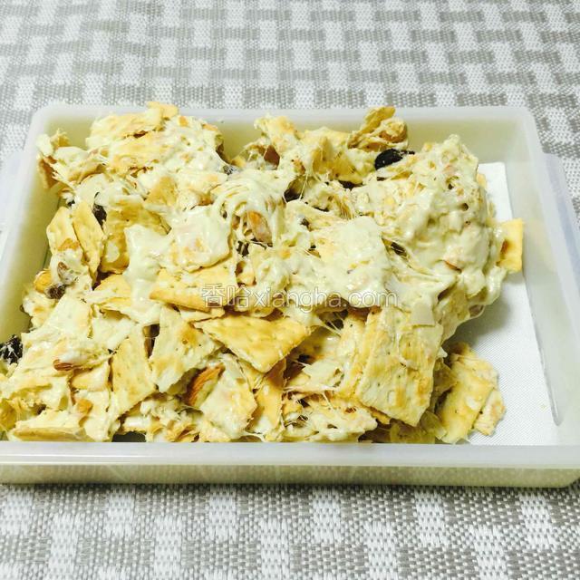 趁热，把饼胚倒进模具。
