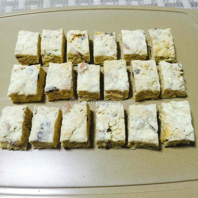 切块，大小随喜欢。
因为按包装袋大小，本菜谱切的大块些。