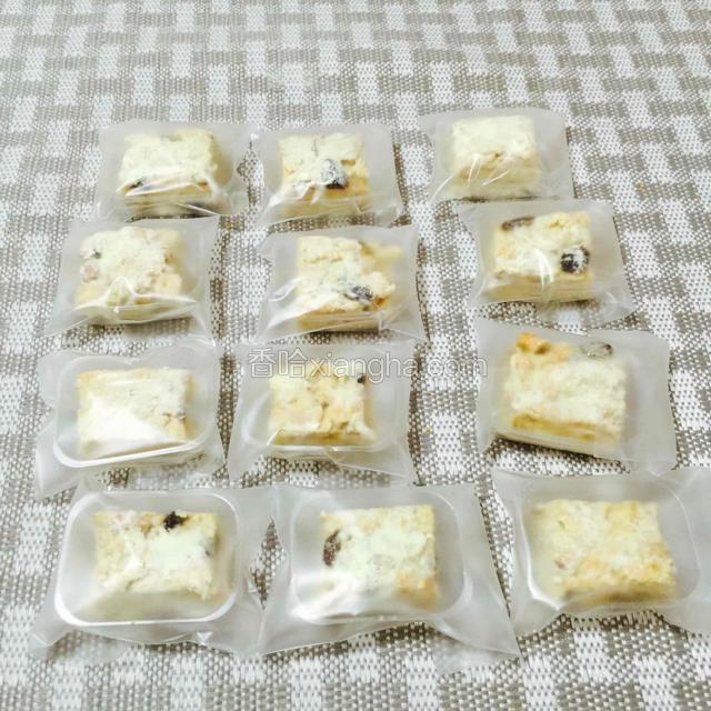 独立包装，干净又卫生。
这个袋是上次包装绿豆糕余下的，
用来包装雪花酥，刚刚好。