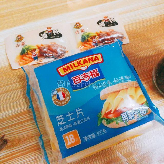 首先准备配料（家里的黄油用完了只有牛排里的袋装黄油了）