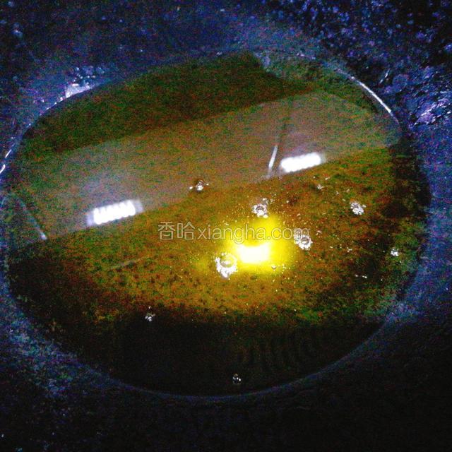 把腌制好的虾用厨房用纸吸去水份备用！锅中加入适量黄油，开火化开黄油（中火哦）