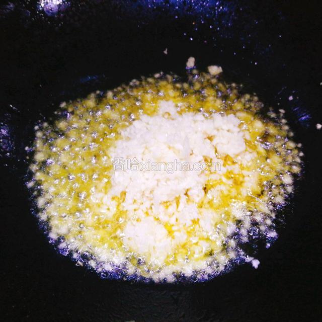 油温七成热时放入蒜蓉煸炒出香味，加少许咸盐（也可以不加盐，芝士带有咸味，按照各人口味轻重决定）