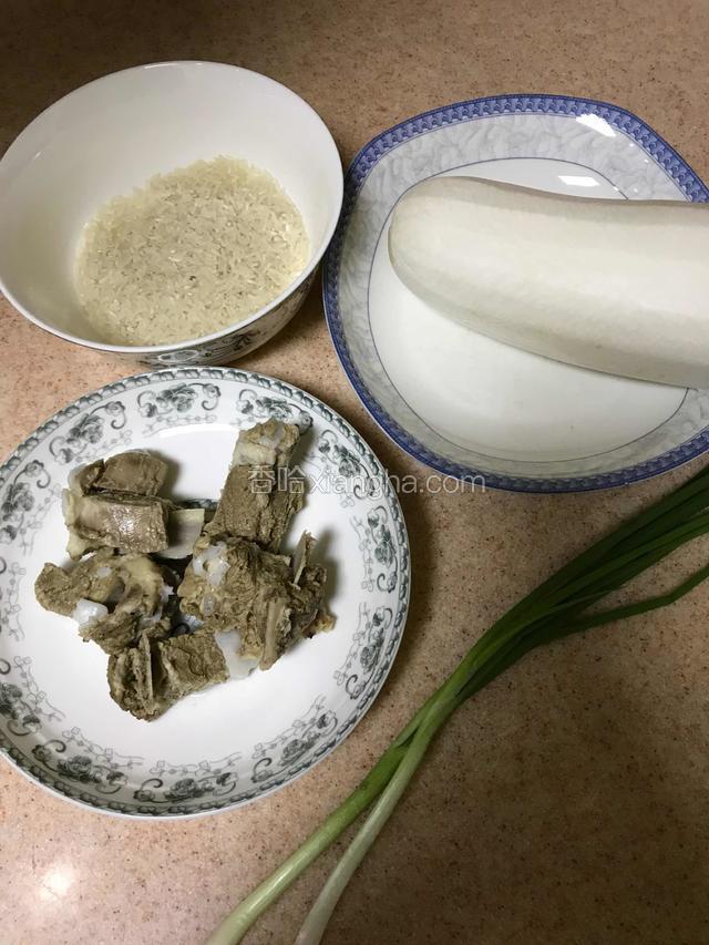 主要食材（其实加一点姜末粥会更香，但因家中小朋友不喜，所以本次没加）。萝卜只取了下图中的一半。