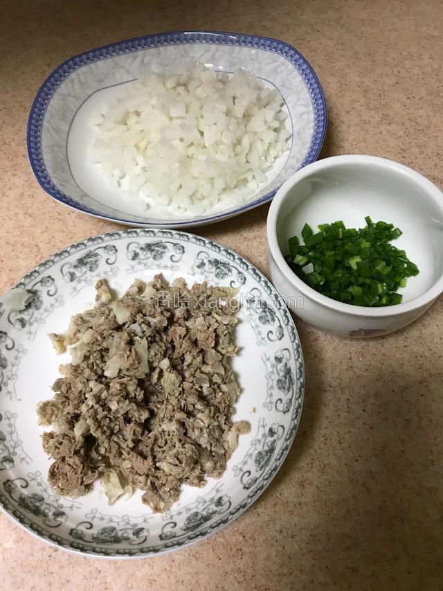 萝卜切细粒、肉从骨头上剔下并切碎，葱洗净切碎备用。