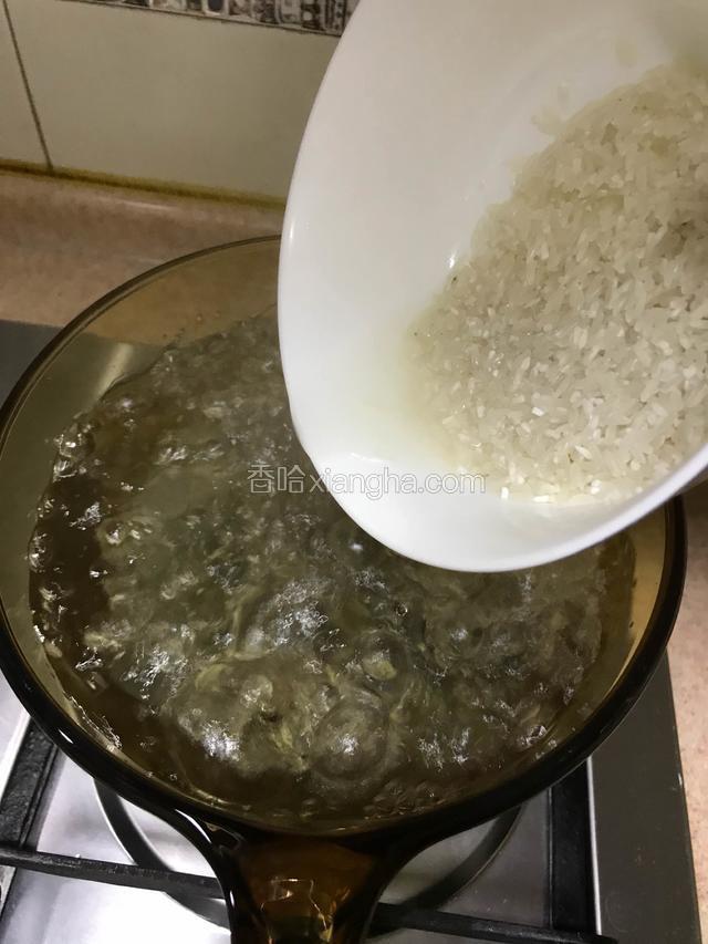 锅内放入适量清水，水开后放入洗净的米。