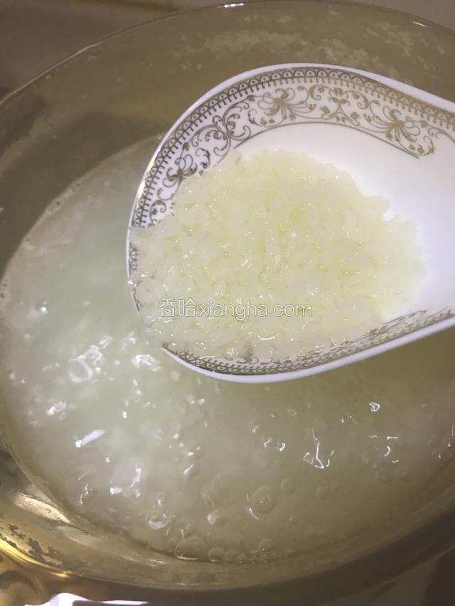 熬至大米微涨（即俗称米伸腰的样子）。