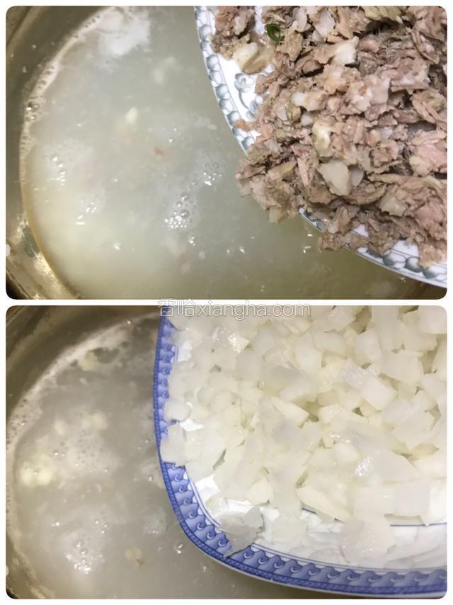 依次放入剁碎的肉和切碎的萝卜。