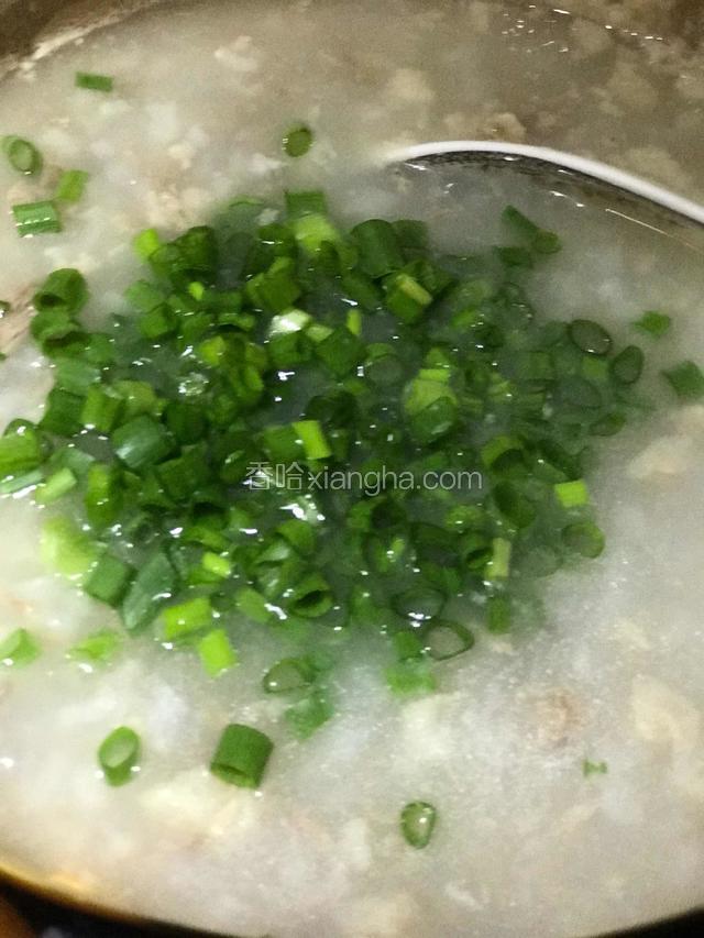 关火调入适量的盐、撒上葱花拌匀。