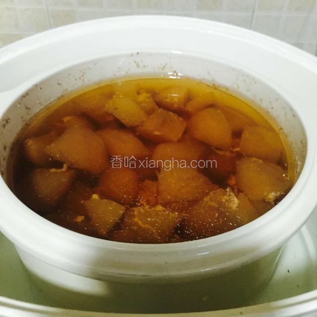 炖好，加进适量盐，就可以装碗食用了。
PS：苹果香梨炖的软烂，很适合老人小孩吃。瘦肉就不吃了，长时间炖煮，肉汁炖出来，肉都变柴了，这类保健汤水都是取其汤喝的。
