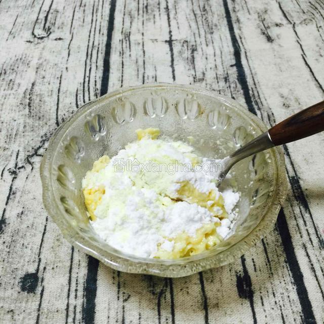 榴莲去核取肉，加进奶粉和糖霜，
奶粉和糖霜不需多，只需适量调下味，各10克。喜甜者可以适当加多一点糖霜。