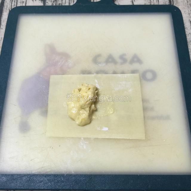 云吞皮做法同上，但只需取一张，
装榴莲肉后，对折，三边压痕。
此处省略其他步骤……