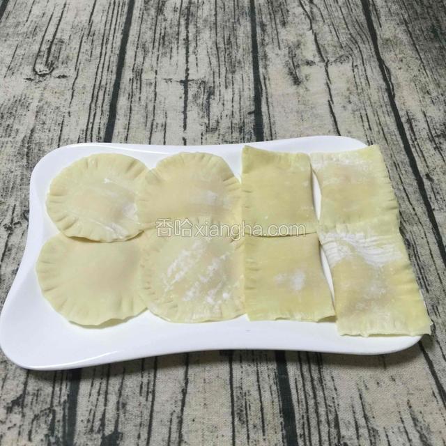 包好榴莲派了，待煎。
本菜谱的材料刚好做8个派。