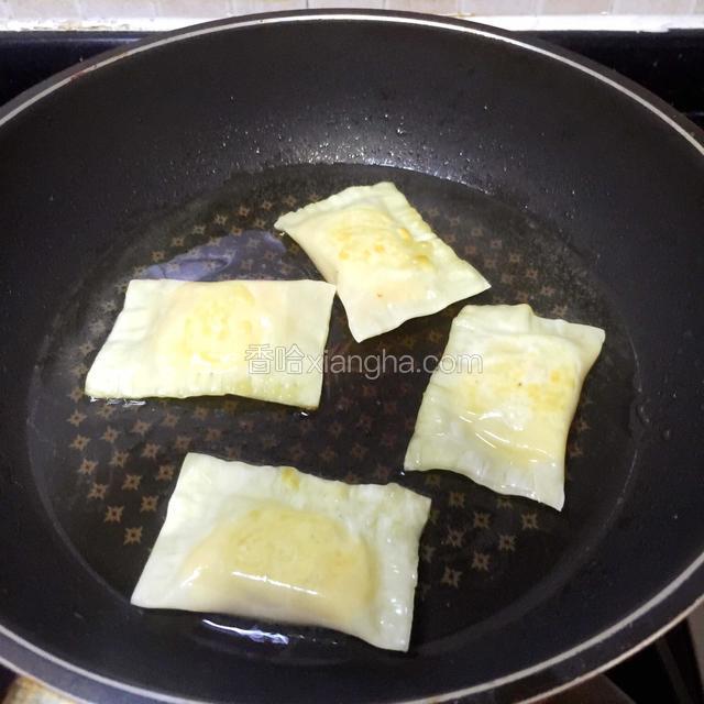 煎至一面微金黄，翻另一面煎。
可以翻面二次。动作要快，不然容易烧焦。