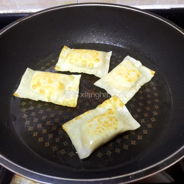 煎至两面的饺子皮都金黄，酥脆，熄火，可以装盘食用了。