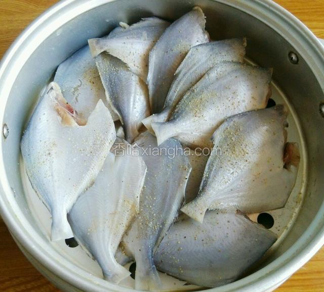 平鱼去头，内脏，洗净控水，撒胡椒粉，盐，料酒腌制。