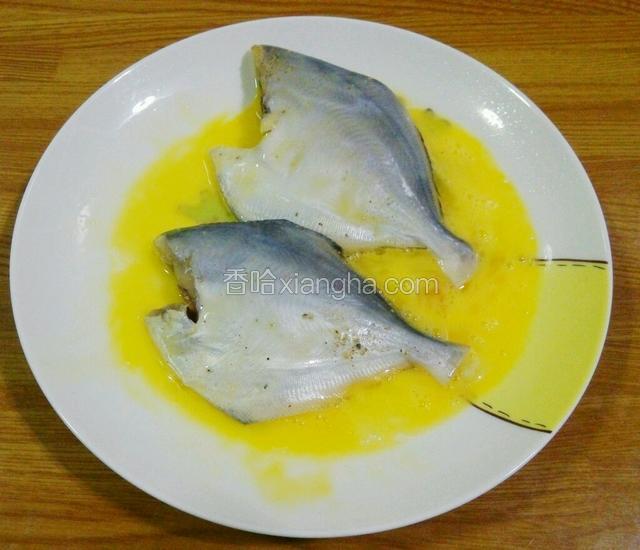 鸡蛋打散，平鱼裹蛋液。