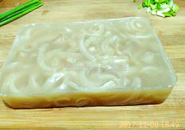 冷却成型，猪皮冻就做好了。
