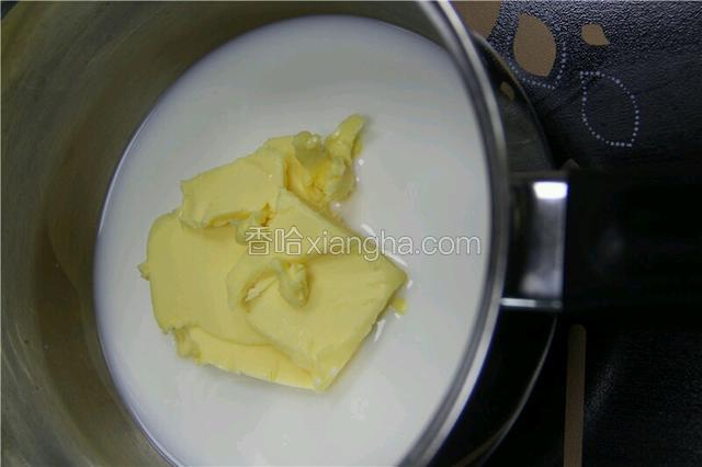 黄油加入牛奶里面用不粘锅烧开。