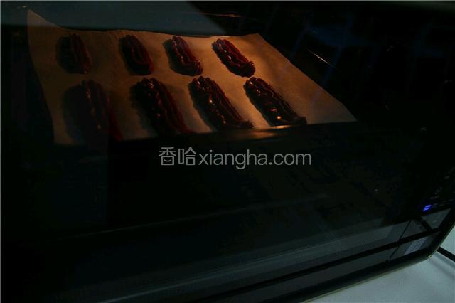 烤箱提前预热，上火180度，下火150度，10分钟涨大定形，调为下火160度，下火150度，再烘烤20分钟。