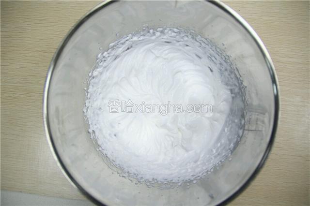 把白糖加入淡奶油打发成湿性发泡备用。
