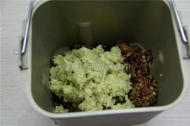 把枣泥、姜蓉依次倒入面包机的搅拌桶内。