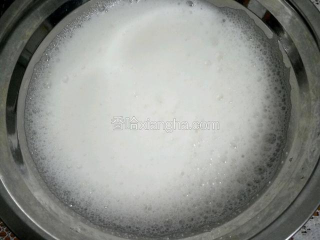 蛋白里加几滴柠檬汁，分三次加入白砂糖打至硬性发泡。