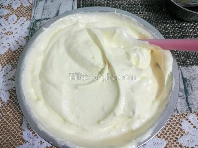 搅拌好后，与剩下的蛋白混合均匀，用翻拌的手法