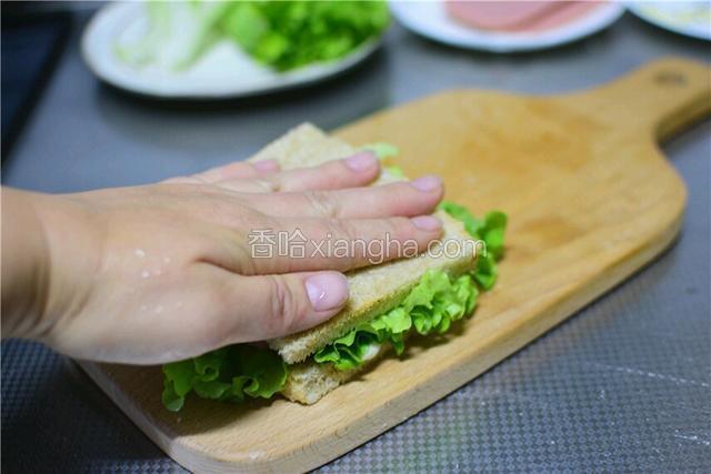 加另一片吐司，用手压实