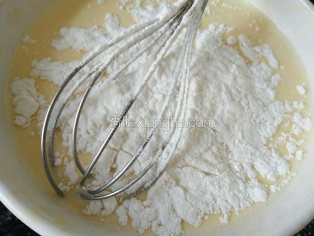 筛入低粉，拌匀。记得过滤啊。