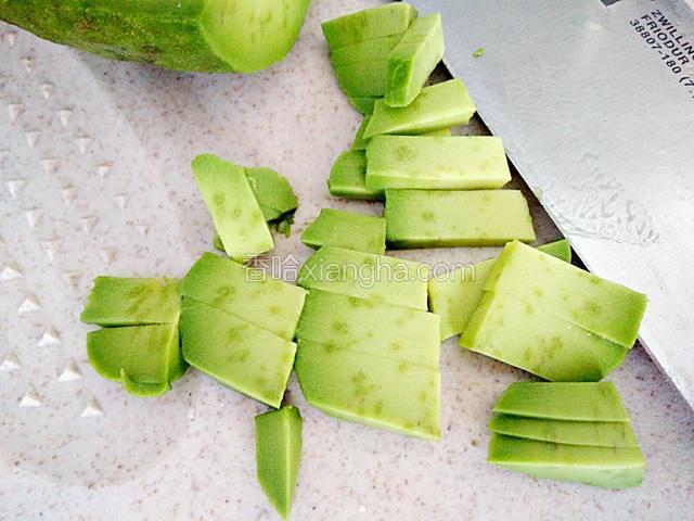 切成小粒或小丁备用。