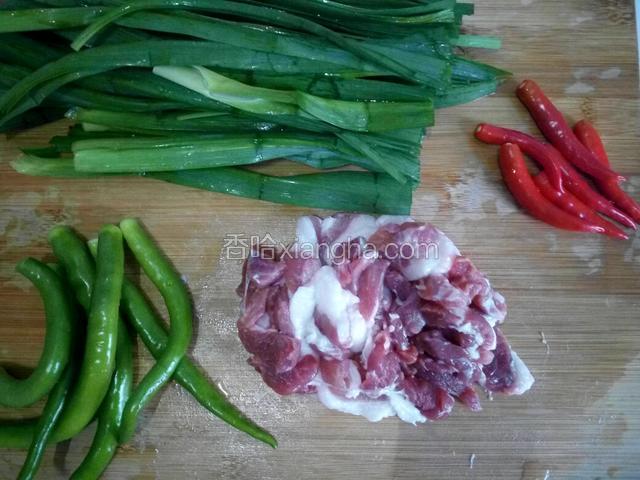 准备好所需食材，肉切片备用
