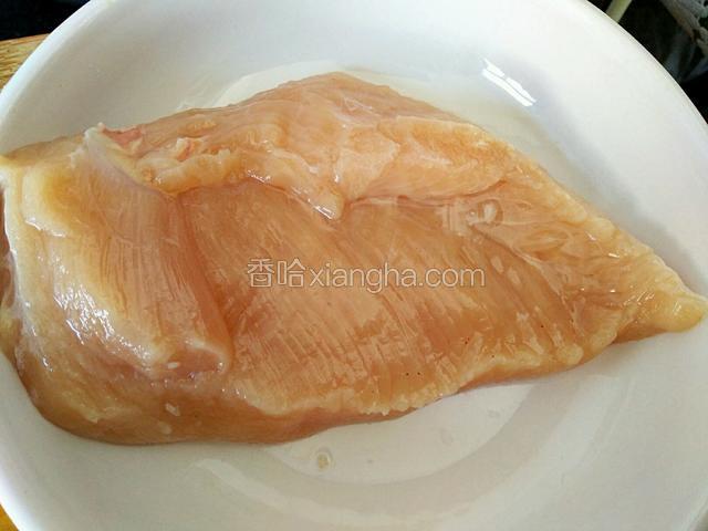 准备好鸡胸肉一块。