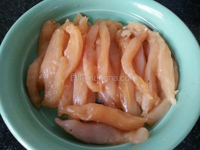切成鸡肉条，小拇指粗细长短就可以了
