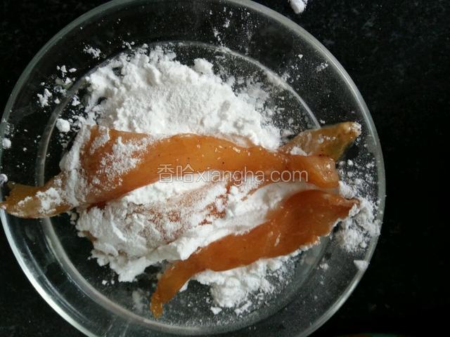 腌好先裹满一层淀粉