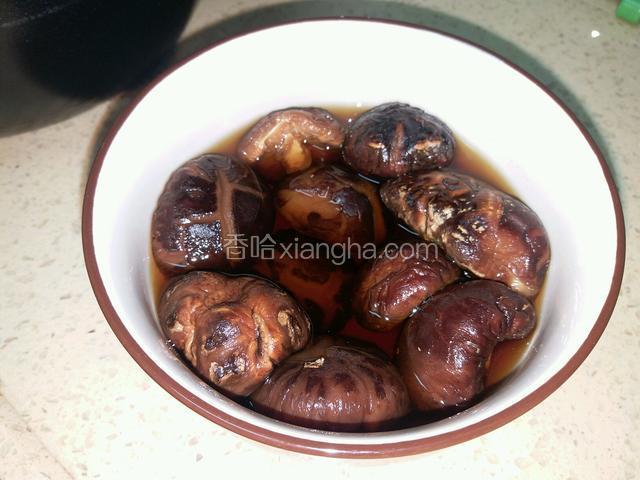 香菇用80度左右热水泡30分钟