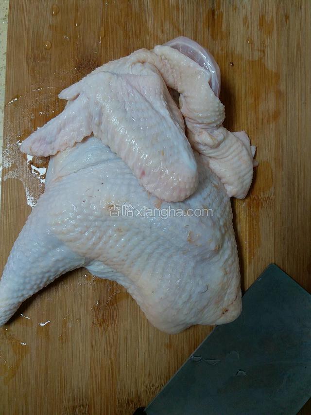 鸡肉切块，将骨多的肉块挑出，只要肉多部分的肉块