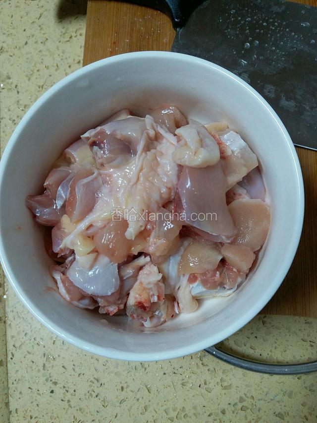 加盐、酱油、生粉、料酒腌制入味