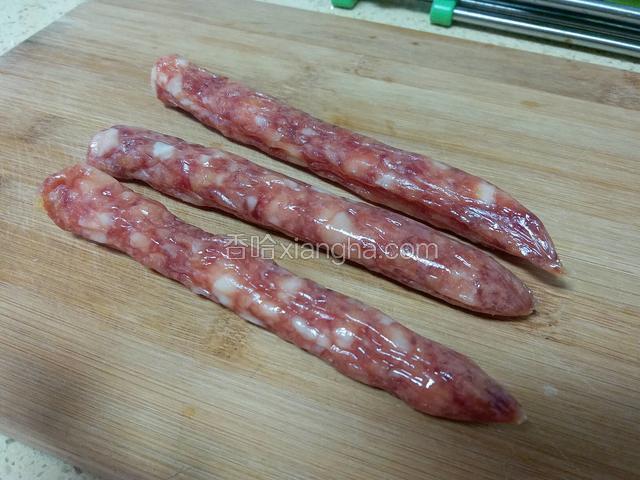 腊肠对半切丁