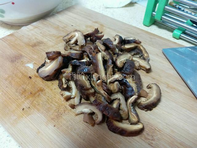 香菇切成薄片