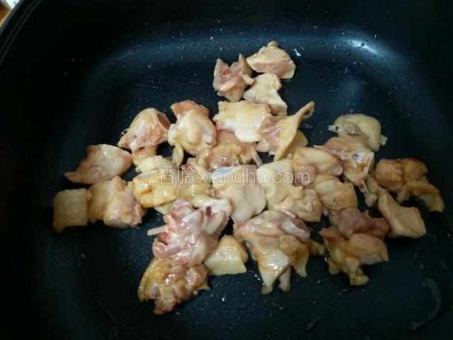 锅放油，先将鸡肉爆炒三四分钟