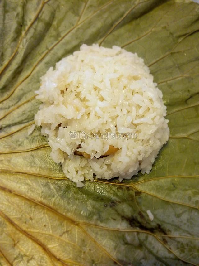 材料放好后上面再铺一点糯米饭，然后包起来就可以了