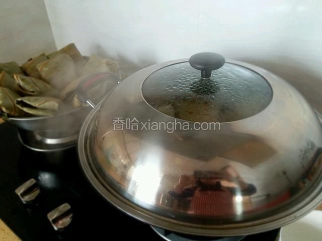 放蒸锅里蒸30分钟，这样荷叶的香味可以充分挥发出来