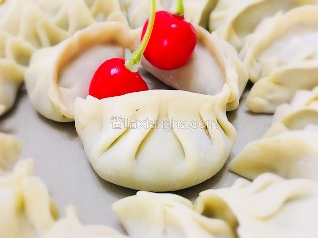 包好的饺子，可用保鲜盒装好后放冰箱冷冻，煎、蒸、煮都非常好吃！