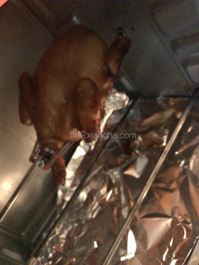 烤箱200度预热10分钟再把鸡放入烤箱，如果用烤杆，就功能调至旋转功能，如果烤盘就调至上下火烤，200度先烤10分钟定色，然后调至170度大概45～50分钟，可根据鸡的大小和自己烤箱脾气调节时间长短，烤到35分钟以后就勤观察，用牙签扎不渗血水就烤好了，我的这只鸡大概1．2Kg。