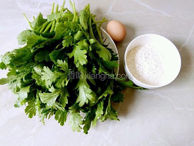 准备材料：茼蒿菜洗净沥干水