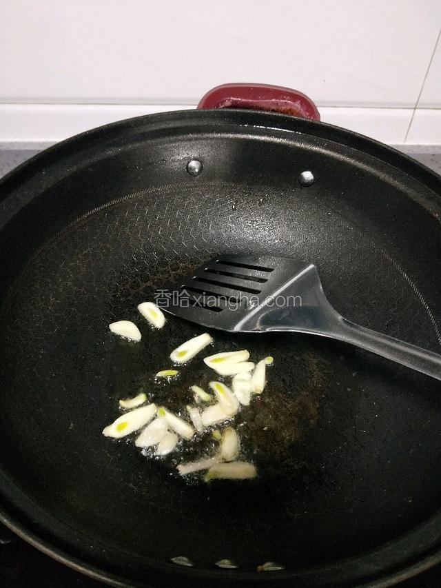 热锅冷油，放入蒜片煸出香味
