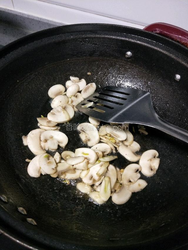 放入口蘑，翻炒均匀，约一分钟