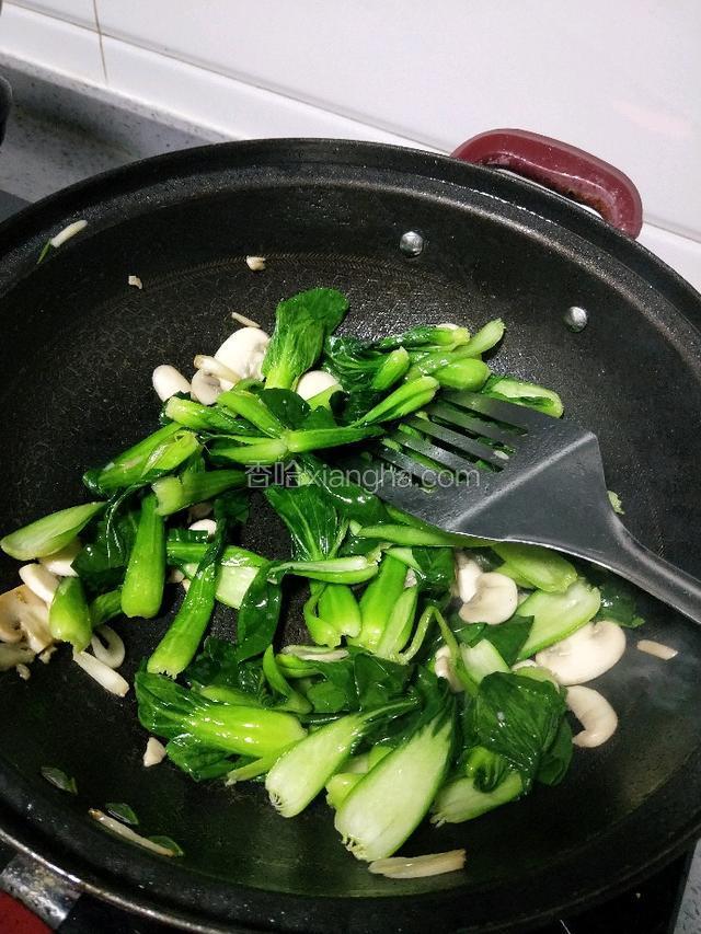 放入青菜，大火炒至青菜变色，最后放入盐和鸡精调味，即可装盘