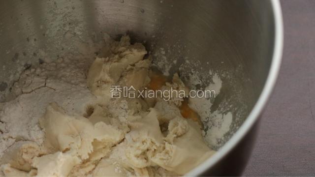 混合除黄油外所有主面团材料，再将发好的种面撕成小块，加入主面团材料中，一起揉，起筋膜时加入黄油继续揉