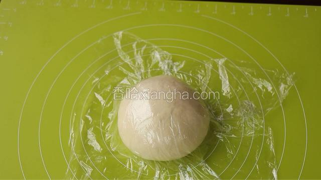 整理面团，滚圆，密封静置半小时